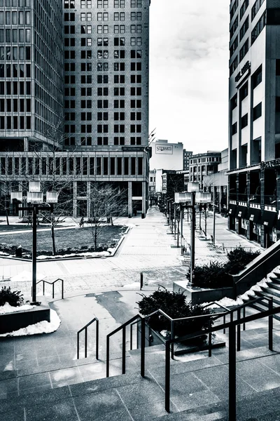 Stairs and buildings at Charles Center in downtown Baltimore, Ma — Stock Photo, Image