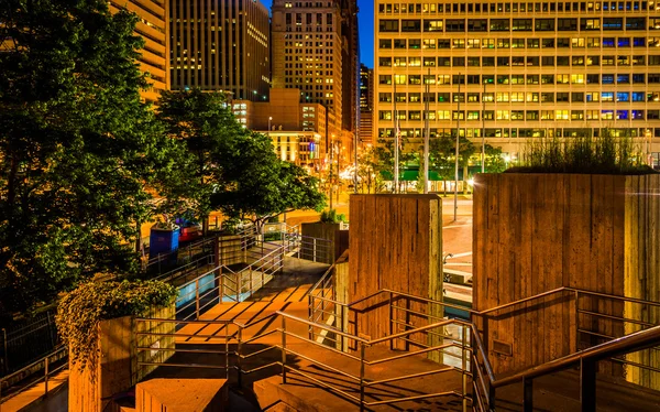 Stairs and buildings at night at the Inner Harbor in Baltimore, — Stock Photo, Image