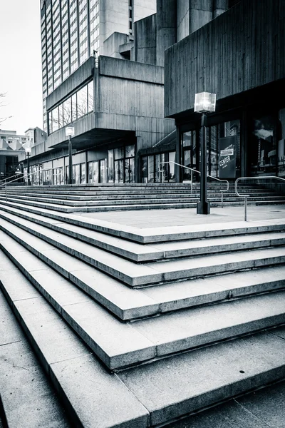 Stairs and modern architecture at Hopkins Plaza in Baltimore, Ma — Stock Photo, Image