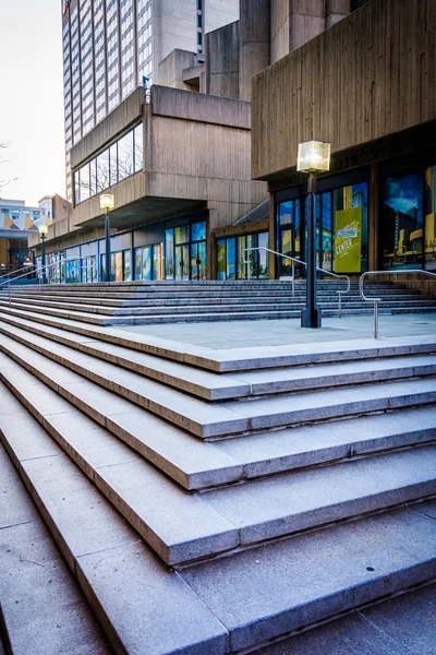Escaleras y arquitectura moderna en Hopkins Plaza en Baltimore, Ma — Foto de Stock
