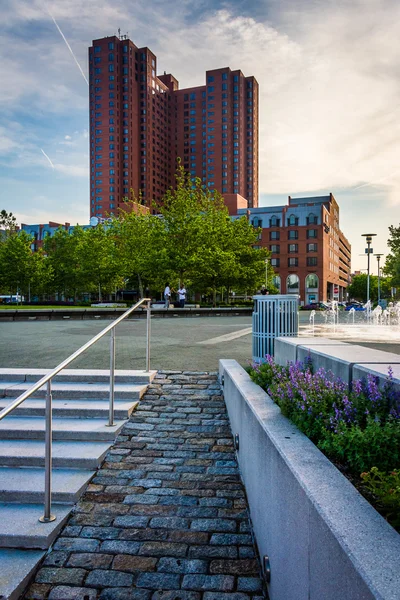 Stairs and the InterContinental Harbor Court Hotel in Baltimore, — Stock Photo, Image