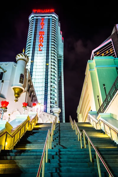 Σκάλες και το Ταζ Μαχάλ ατού τη νύχτα στο atlantic city, το νέο ξενοδοχείο — Φωτογραφία Αρχείου
