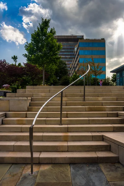 Stairs in a park and highrises in downtown Asheville, North Caro — Stock Photo, Image
