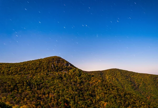 Star trails over Hawksbill Mountain in Shenandoah National Park, — Stock Photo, Image