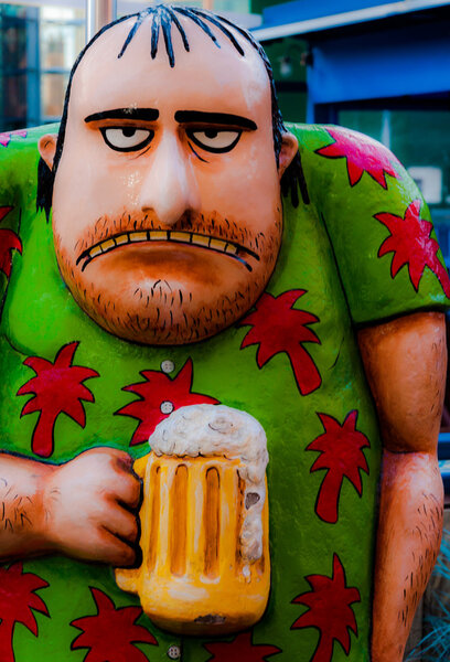 Статуя уродливого человека с пивом
. 