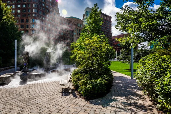 Ånga stiger upp ur marken i en park i boston, massachusetts. — Stockfoto