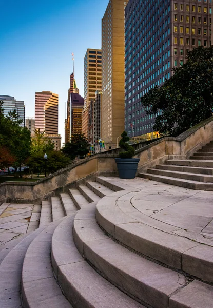 Passos e vista de edifícios no centro de Baltimore, Maryland . — Fotografia de Stock