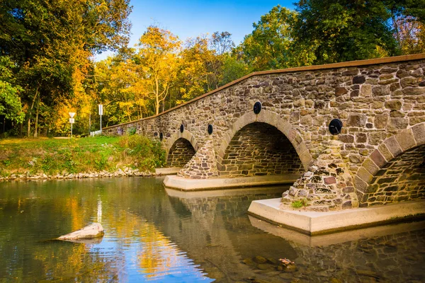 Pont en pierre au-dessus d'un ruisseau dans le comté d'Adams, Pennsylvanie . — Photo