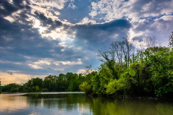 Molnen över centennial lake, i centennial park i columbi — Stockfoto