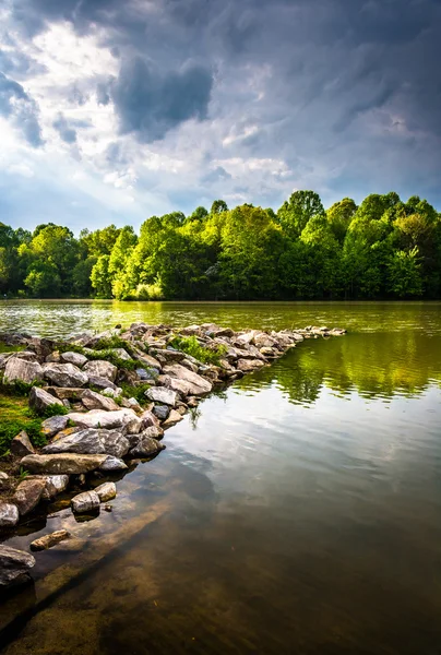 Gewitterwolken über dem hundertjährigen See, im hundertjährigen Park, in Kolumne — Stockfoto