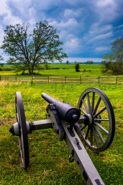 Storm clouds over a cannon in Gettysburg, Pennsylvania. — Stock Photo, Image