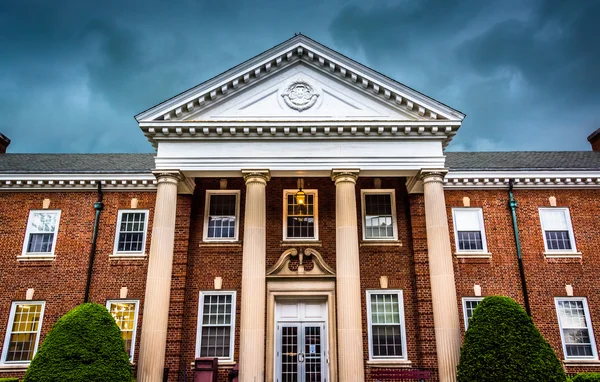 Storm clouds over a building at the Lutheran Seminary in Gettysb — Stock Photo, Image