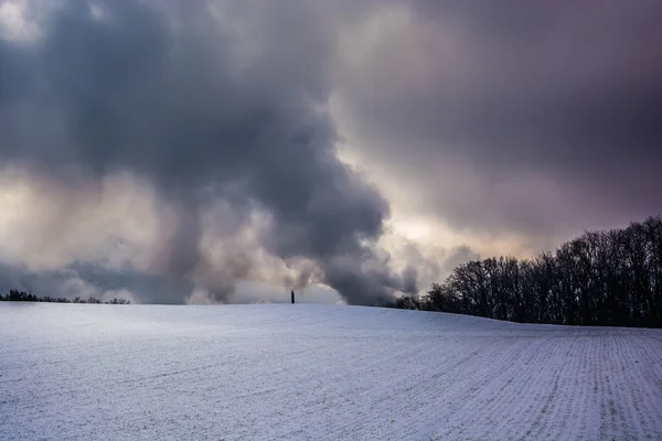 Fırtına bulutların üzerinde bir kar alanı kırsal york county, pe kaplı — Stok fotoğraf