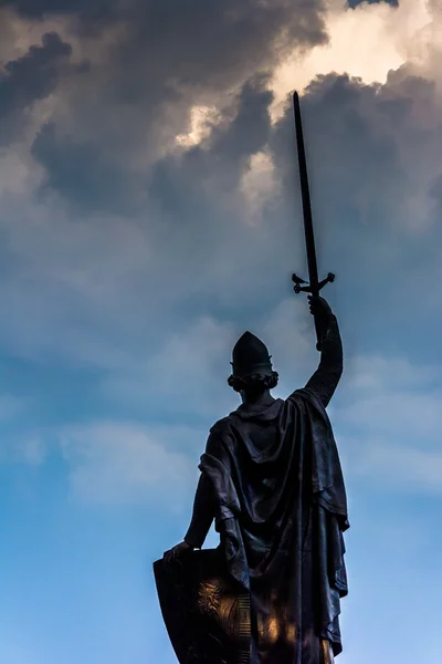 Nubes de tormenta sobre una estatua en Druid Hill Park en Baltimore, Mary — Foto de Stock