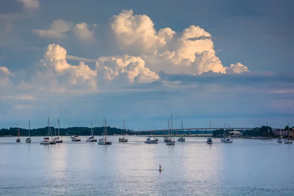 Storm wolken boven boten in de matanzas river, in st. augustine, — Stockfoto