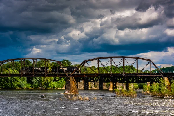 Nuages orageux sur un pont ferroviaire et la rivière Delaware à Easto — Photo