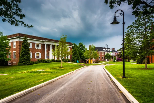 Nuages orageux sur le bâtiment et la route au Gettysburg College, Penns — Photo