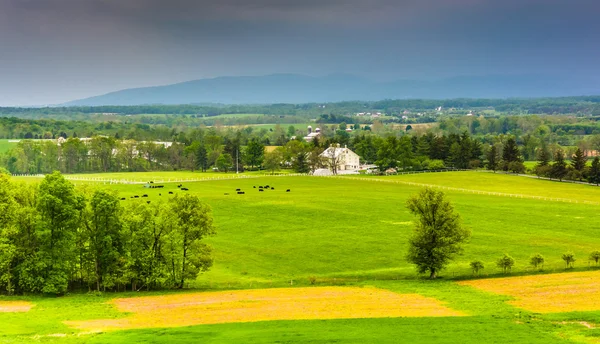 Storm clouds over fields and distant mountains seen from Longstr — Stock Photo, Image