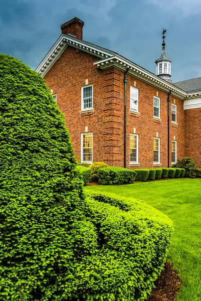 Nubi di tempesta su un edificio del seminario luterano e cespugli — Stockfoto