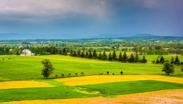 Gewitterwolken über Feldern und fernen Bergen von der Langstr. — Stockfoto