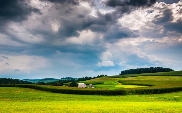 Storm clouds over rolling hills and farm fields in Southern York — Stock Photo, Image