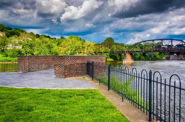 Nubes de tormenta sobre el río Delaware y un puente de tren en Easto — Foto de Stock