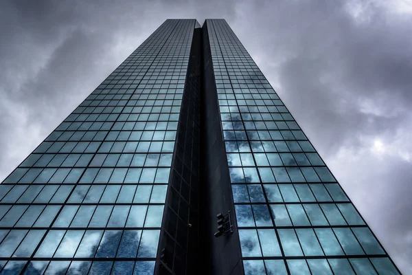 Storm wolken boven de john hancock gebouw, in boston, massachu — Stockfoto