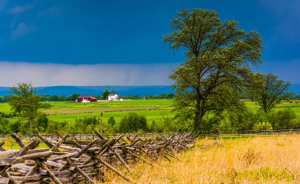 Bouřková mračna nad pole u Gettysburgu, Pensylvánie a strom. — Stock fotografie