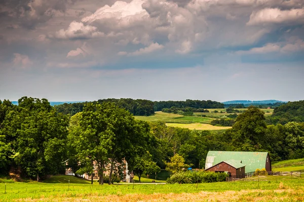 Cielo tormentoso sobre un granero y campos de cultivo en el sur rural de York Co — Foto de Stock