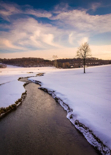 Datový proud prostřednictvím sněhu krytá farma pole ve venkovských carroll county — Stock fotografie