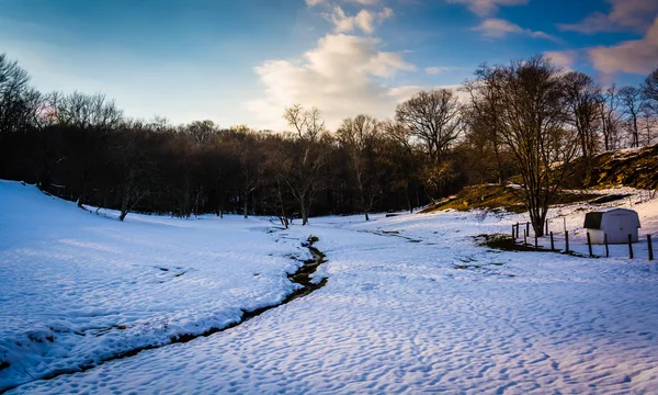 Stream in a snow-covered field in rural Baltimore County, Maryla — Stock Photo, Image