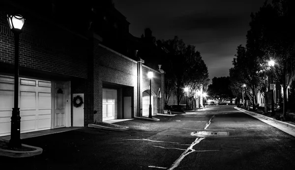 Ulica w nocy w Aleksandrii, virginia. — Zdjęcie stockowe
