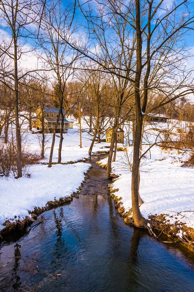 Поток зимой, в сельской местности округа Кэрролл, Мэриленд . — стоковое фото