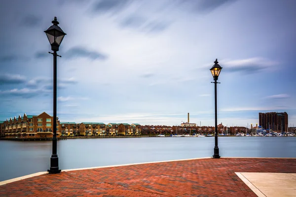 Straatlantaarns en het waterfront promenade in fells punt, baltimo — Stockfoto