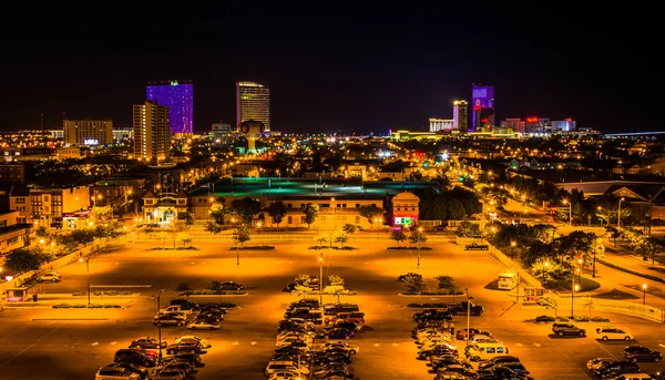 Streets and distant casinos at night in Atlantic City, New Jerse — Stock Photo, Image