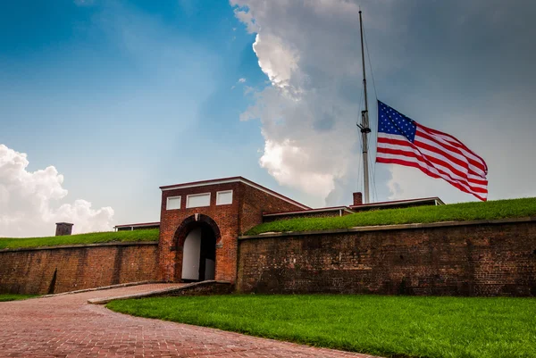 Nuvens de tempestade de verão e bandeira americana sobre Fort McHenry em Balti — Fotografia de Stock