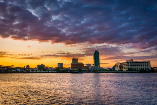 Soluppgång över queens, sett från roosevelt island, new york. — Stockfoto