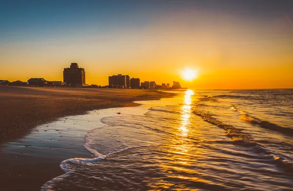 Napkelte felett az Atlanti-óceán ventnor Beach, new jersey. — Stock Fotó