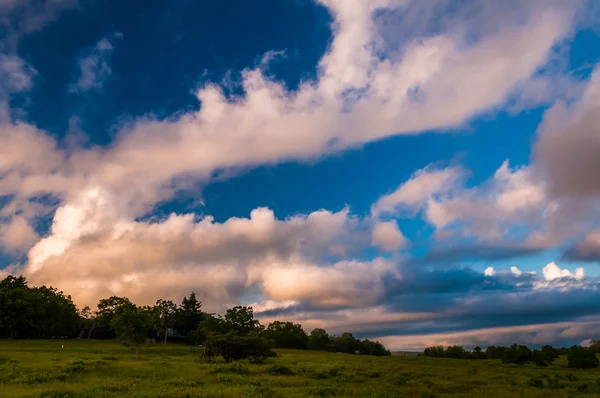 Nuvens do por do sol sobre os prados grandes no parque nacional de Shenandoah, Virg — Fotografia de Stock