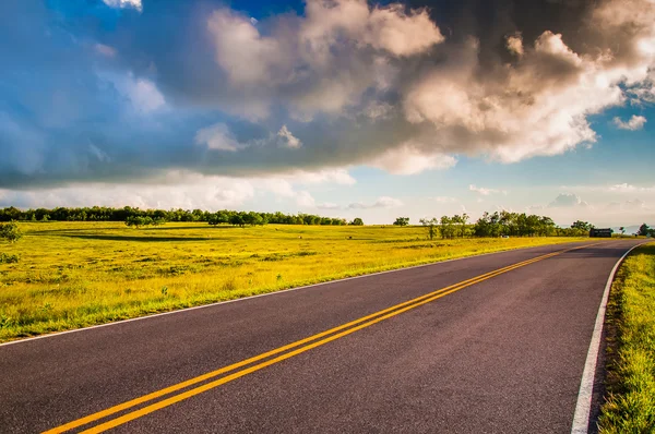 Günbatımı bulutlar üzerinde skyline drive shenandoah içindeki büyük çayırlar, na — Stok fotoğraf