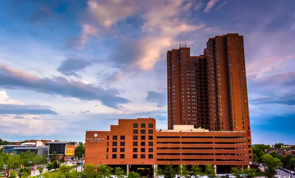 Sunset clouds over hotels at the Inner Harbor in Baltimore, Mary — Stock Photo, Image