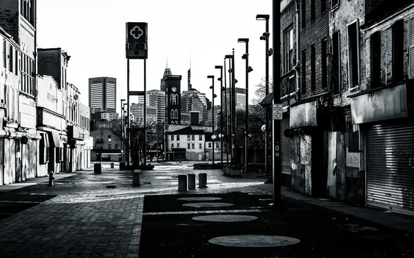 Luz do pôr do sol no Centro Comercial Old Town, em Baltimore, Maryland . — Fotografia de Stock