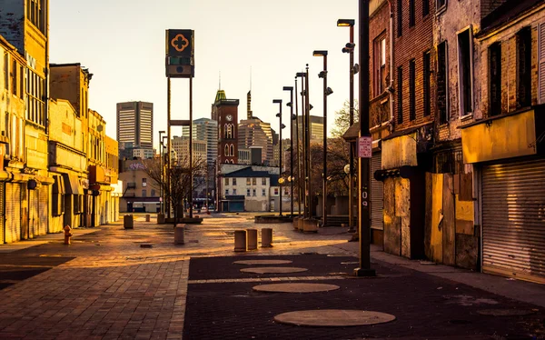 Luz do pôr do sol no Centro Comercial Old Town, em Baltimore, Maryland . — Fotografia de Stock