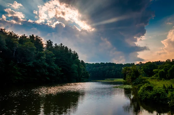 Coucher de soleil sur le lac Williams, près de York, Pennsylvanie . — Photo