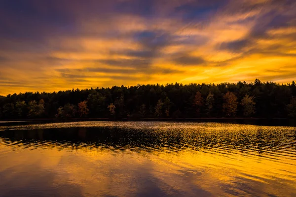 Pôr do sol sobre Long Arm Reservoir, perto de Hanôver, Pensilvânia . — Fotografia de Stock