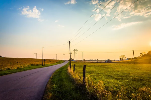 Pôr do sol sobre uma estrada rural e campos agrícolas perto de Hanôver, Pensilvânia — Fotografia de Stock