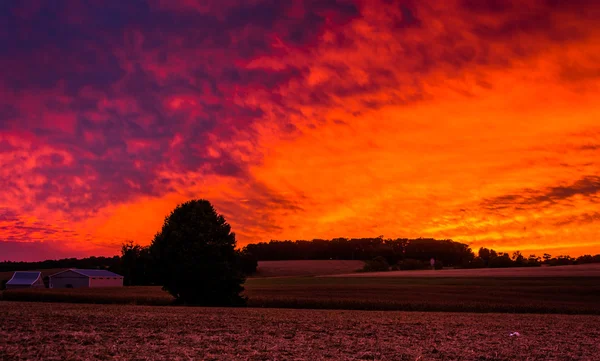Západ slunce nad farmu ve venkovských york county, Pensylvánie. — Stock fotografie