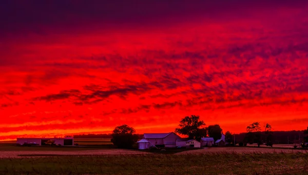 Západ slunce nad farmu ve venkovských york county, Pensylvánie. — Stock fotografie