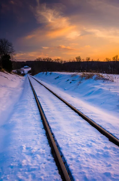 Západ slunce nad sněhem pokrytých železniční tratě v carroll county, mary — Stock fotografie