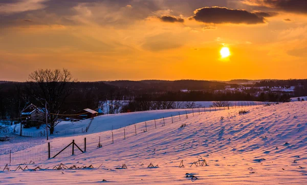 눈 덮인 언덕 및 캐롤에 농장 필드 일몰 — 스톡 사진